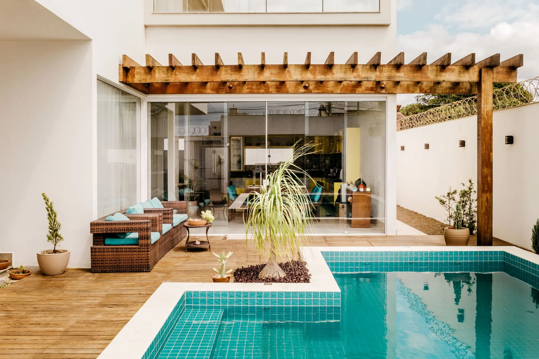 Piscine sans margelle : quelle finition autour du bassin ?
