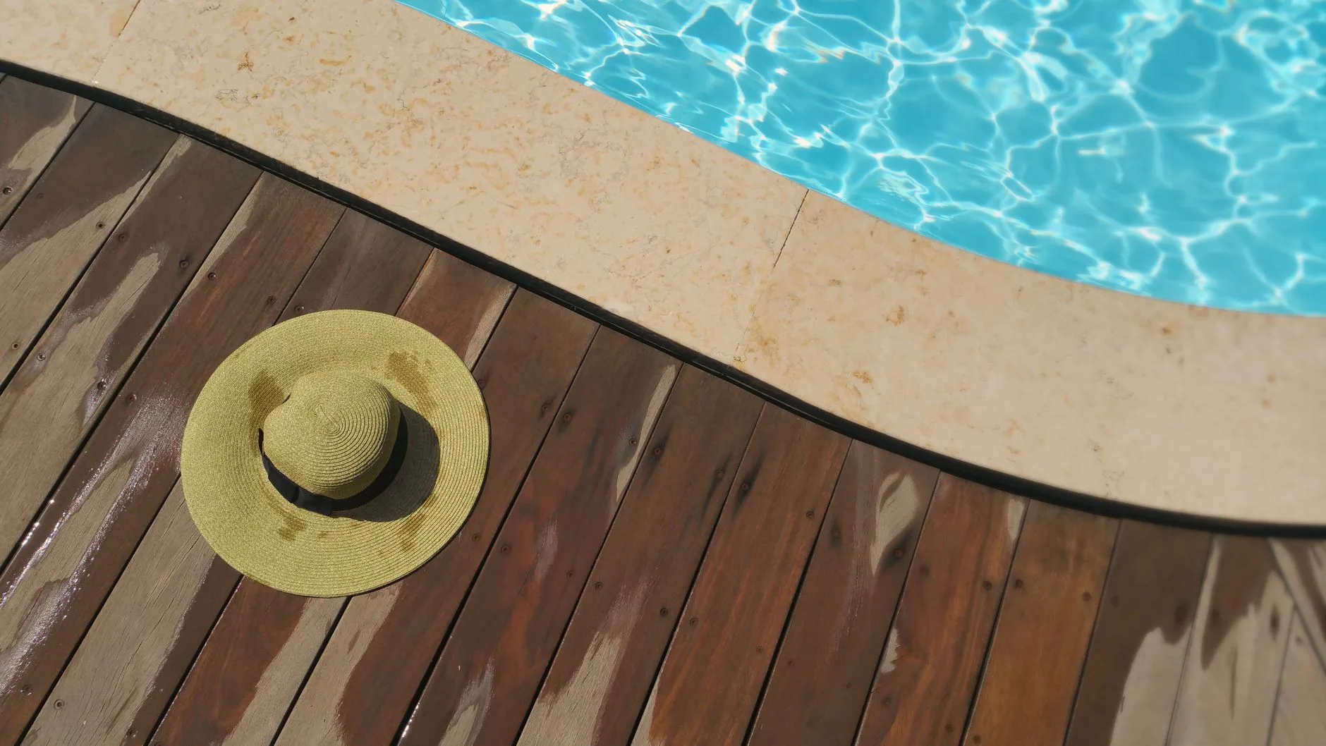 Terrasse bois piscine avec margelle : réussir le raccord